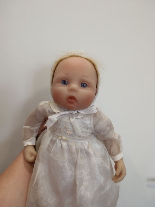 Realistyczna lalka odrodzona z włosami  reborn