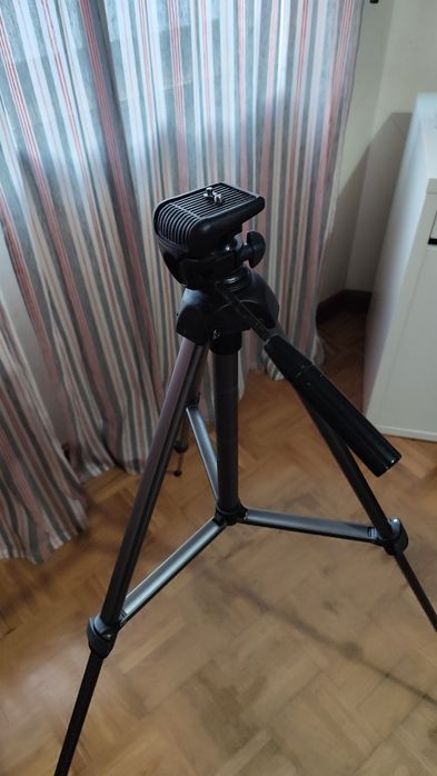 Suporte e tripé para câmaras fotográficas e telemóveis