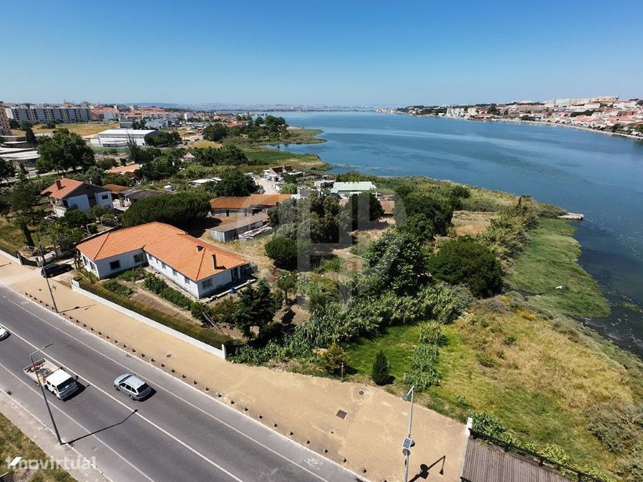 Moradia T3 + Armazéns P/Recuperar + Atracadouro // Área Terreno 4.1...