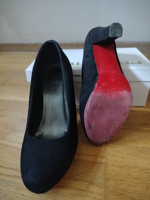 Czarne buty na obcasie, czerwona podeszwa