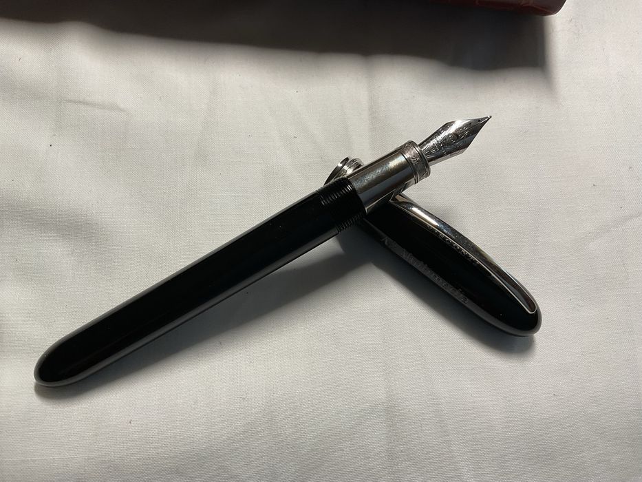 Caneta tinteiro da marca Visconti com estojo e garantia