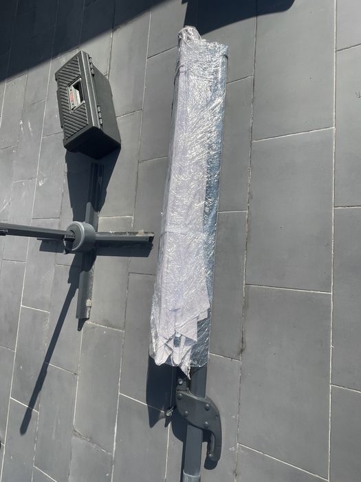 Chapeu sol, espreguicadeiras e tapete relva