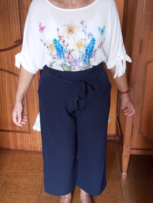 Calça azul escura, larga, com elástico e cinto na cintura