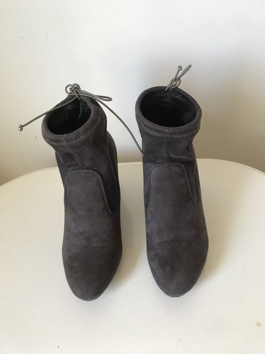 2 Pares de Botins. Cinzentos em Pele 38 e Pretos 39