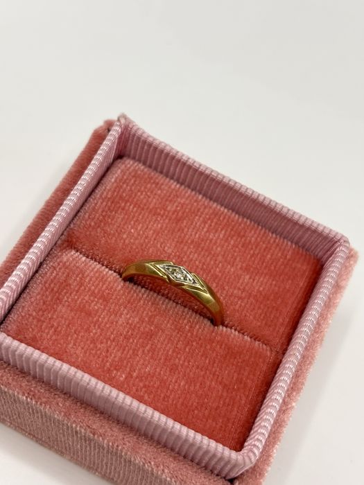 Złota obrączka pierścionek z brylantem