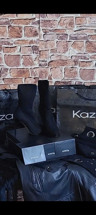 Czarne zamszowe botki na szpilce Marki Kazar