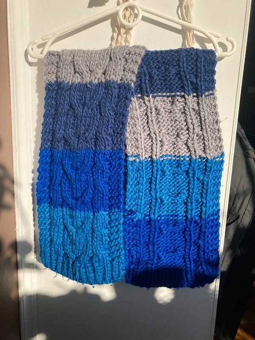 Szeroki szal szalik cztery kolory granatowy niebieski jasnoniebieski i szary szerokie pasy