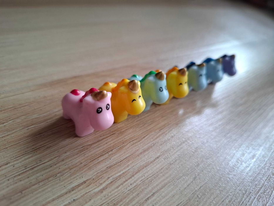 Zestaw 7 mini jednorożców figurki kolorowe Kawaii Lil' Unicorns