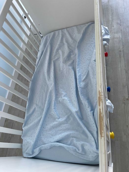 Berço branco, 60x120 cm, com colchão viscoelástico reversível.