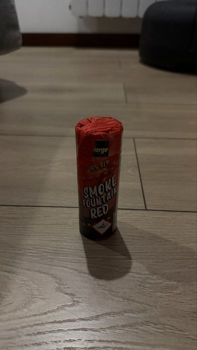 Fumo vermelho para chá de revelação