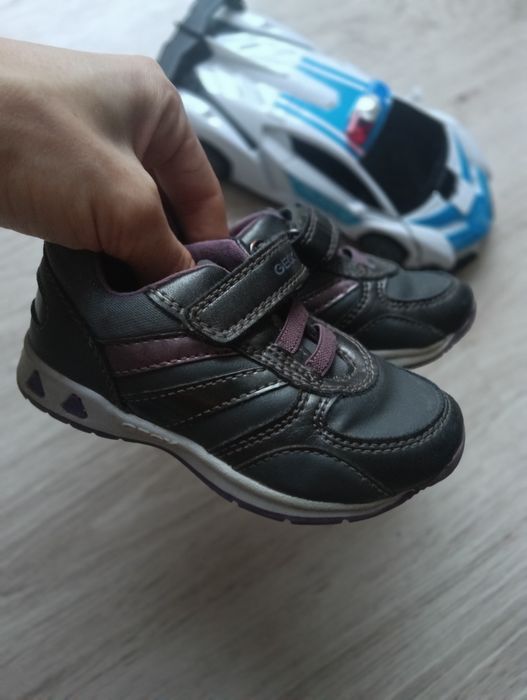 Buty sportowe dla dziewczynki marki Geox rozmiar 22