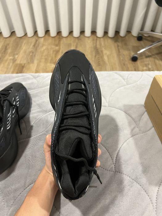 Adidas Yeezy 700
