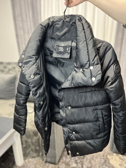 Чорна осіння куртка