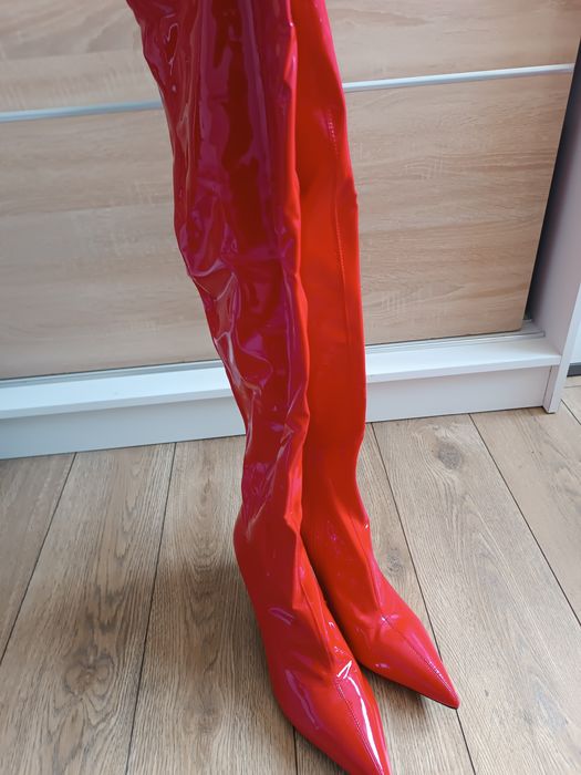 Czerwone lakierowane kozaki