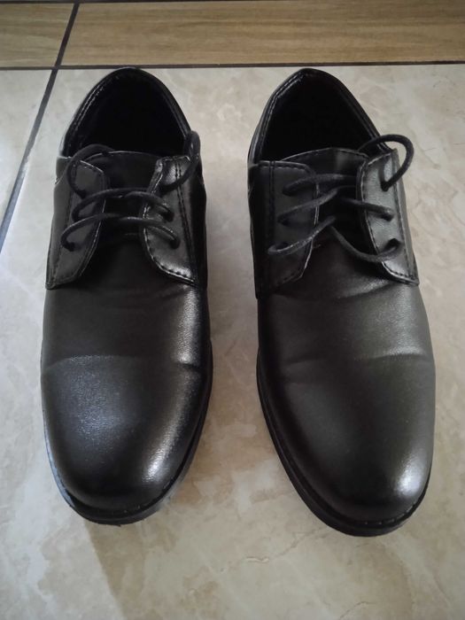 Eleganckie buty chłopięce