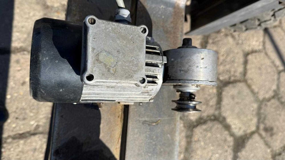 Motoreduktor Lenze 0.18kW 1:40 przekładnia kątowa silnik elektryczny