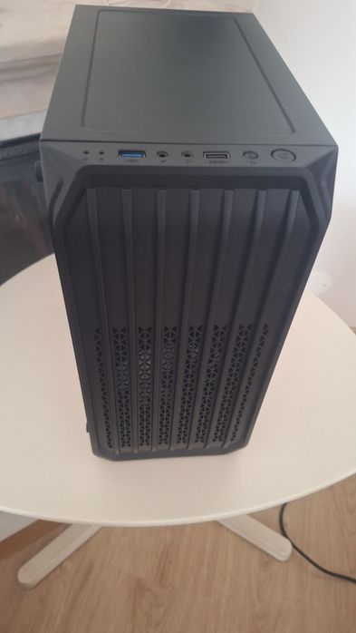 Torre de computador440668128973967360