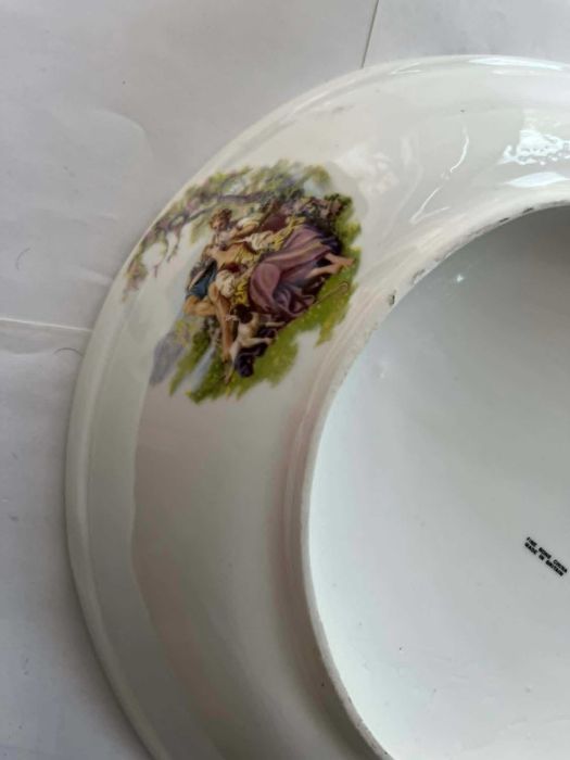 Ceramiczna misa para zakochanych w ogrodzie scenki rodzajowe