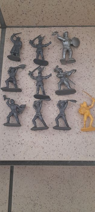 9 bonecos monocromáticos