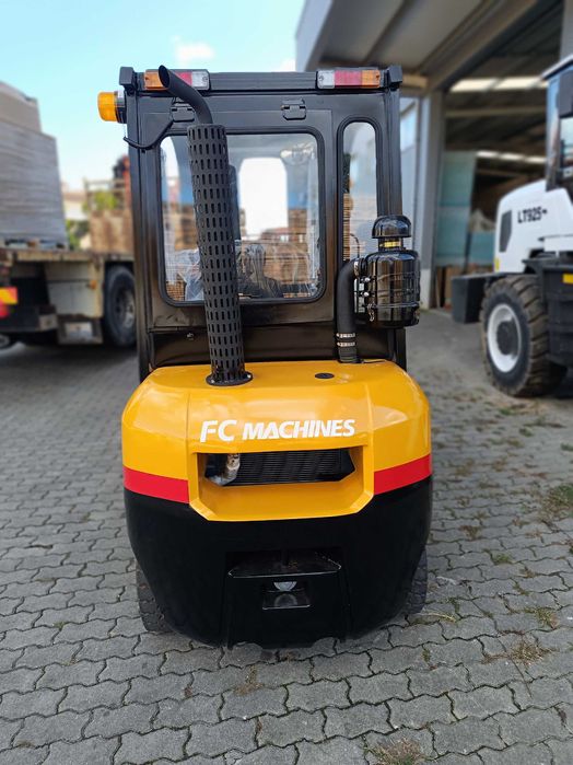 Empilhador 2.5 ton Mitsubishi triplex 4.50 meia cabine