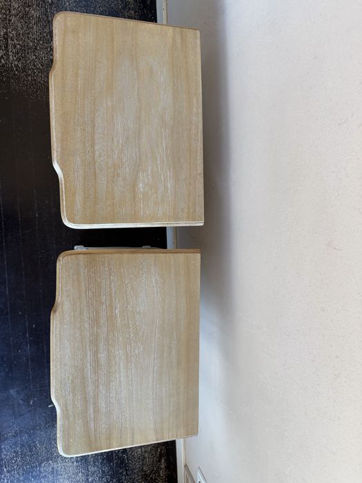 2 mesas de cabeceira