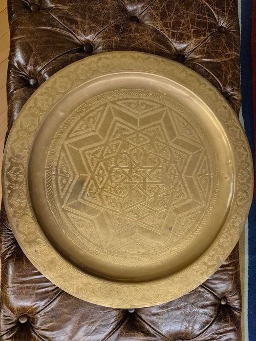 Prato em latão artesanal com  decoração  marroquina. peça vintage