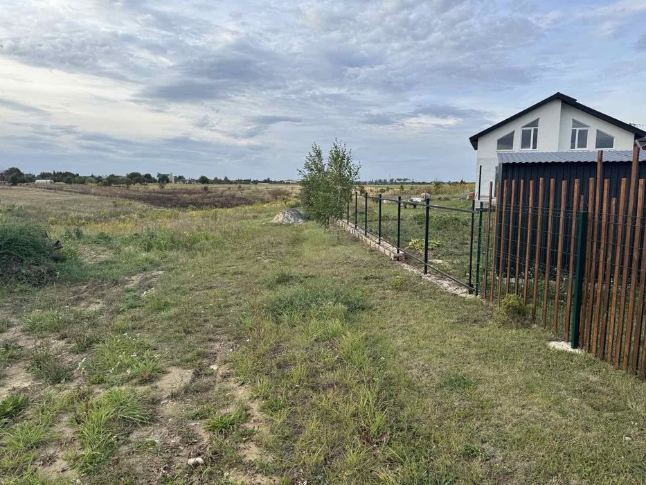 Продам земельну ділянку під забудову в с. Новостав