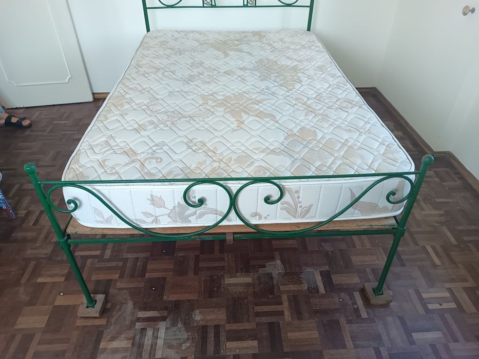 Cama de ferro muito antiga
