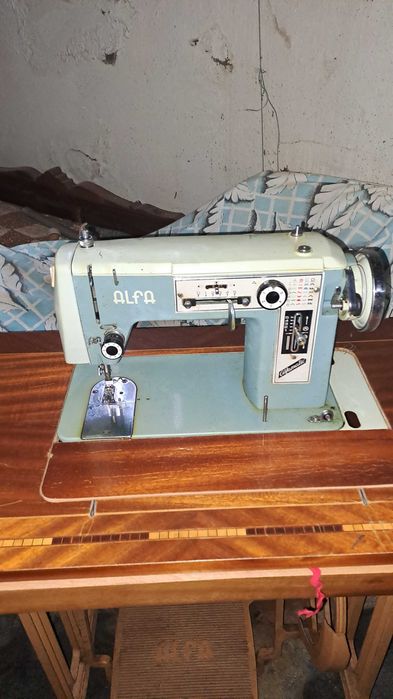 Máquina de costura Alfa