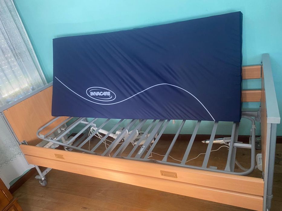Cama Articulada Elétrica Invacare Estrutura robusta e resistente Ajuste elétrico de posição