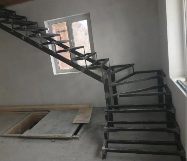 Металлический каркас для лестницы, металеві каркаси для сходів