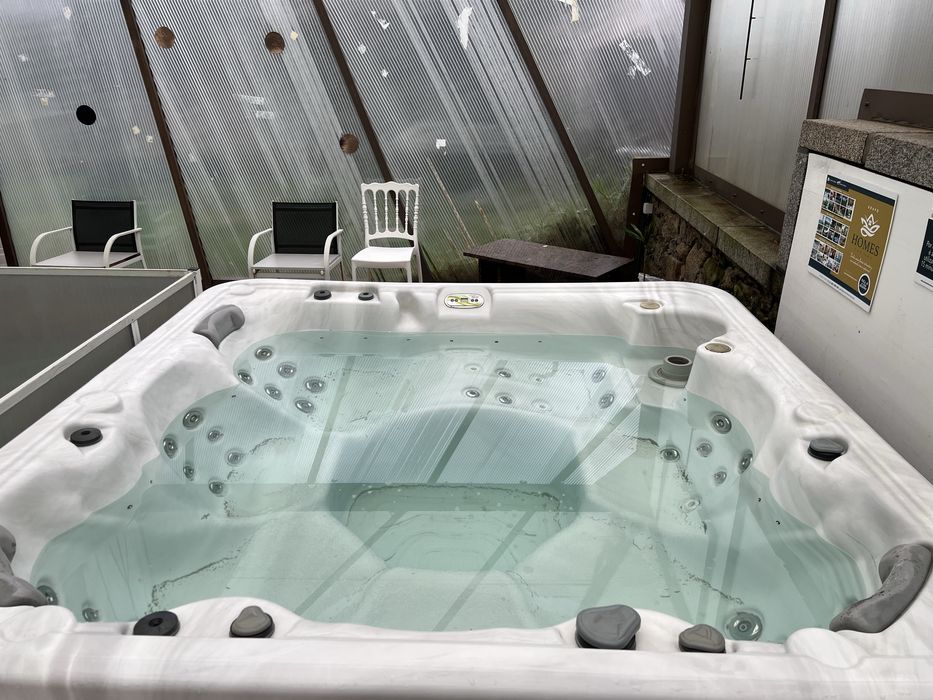 Jacuzzi/ Spa 6 lugares com cromoterapia