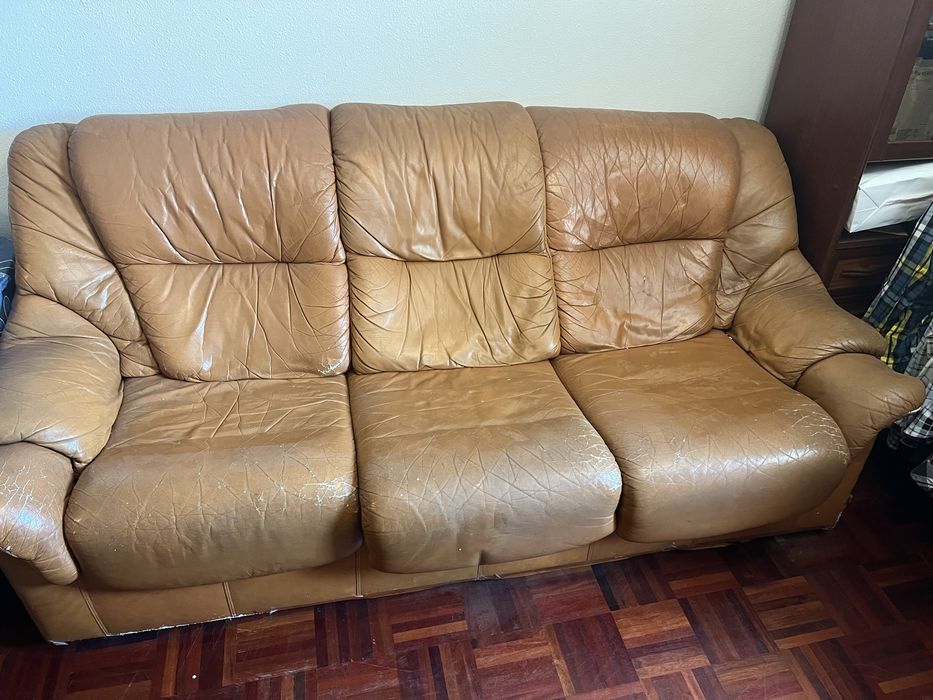 Sofá de 3 lugares em pele - cor caramelo