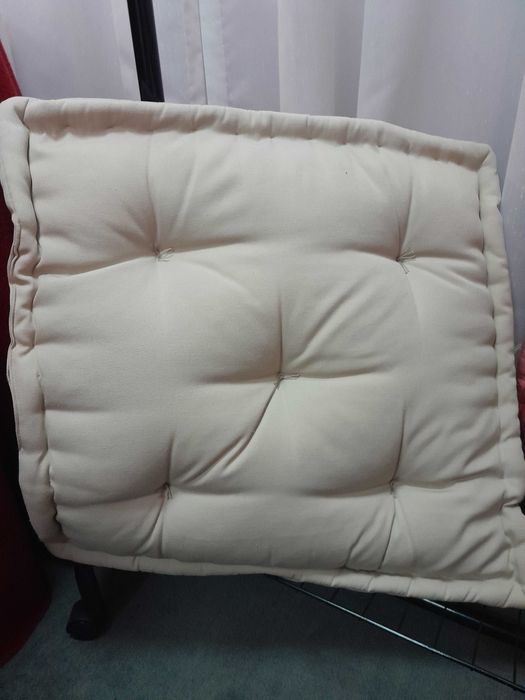 2 Almofadas/assento. Preço: 7,50 euros cada.