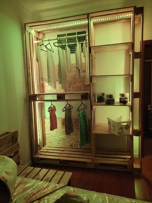 Armário de roupa paletes