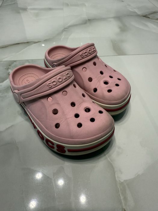 Дитячі рожеві крокси для дівчинки