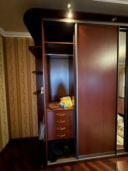 Велика шафа купе з двома дзеркалами