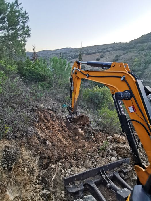 Aluguer / serviços de mini giratória e trator