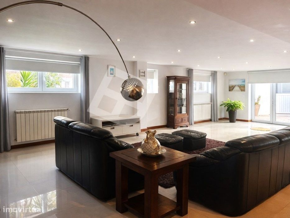 Moradia T4 Isolada c/ Jardim - Patela - S. Bernardo