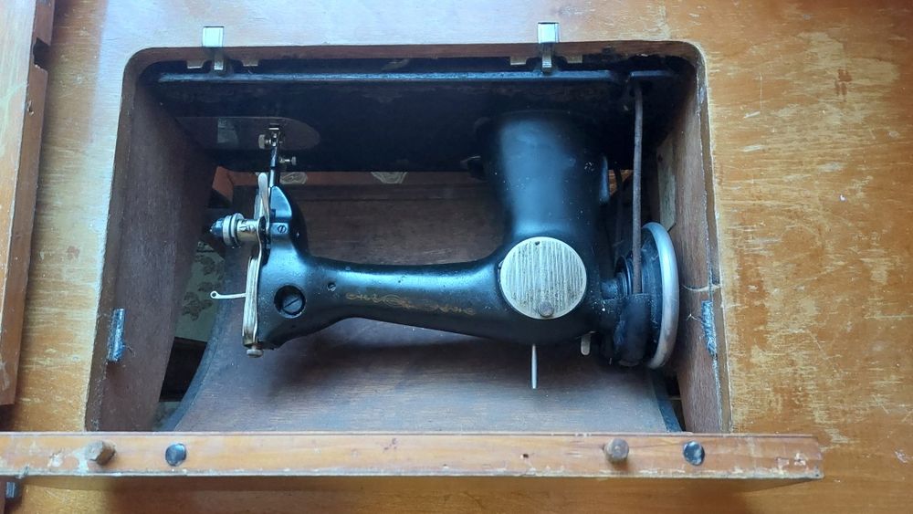 Швейна машинка ПМЗ ім. Калініна на металевій станині