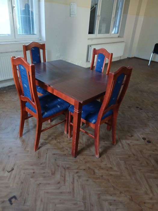 Stół i krzesła..