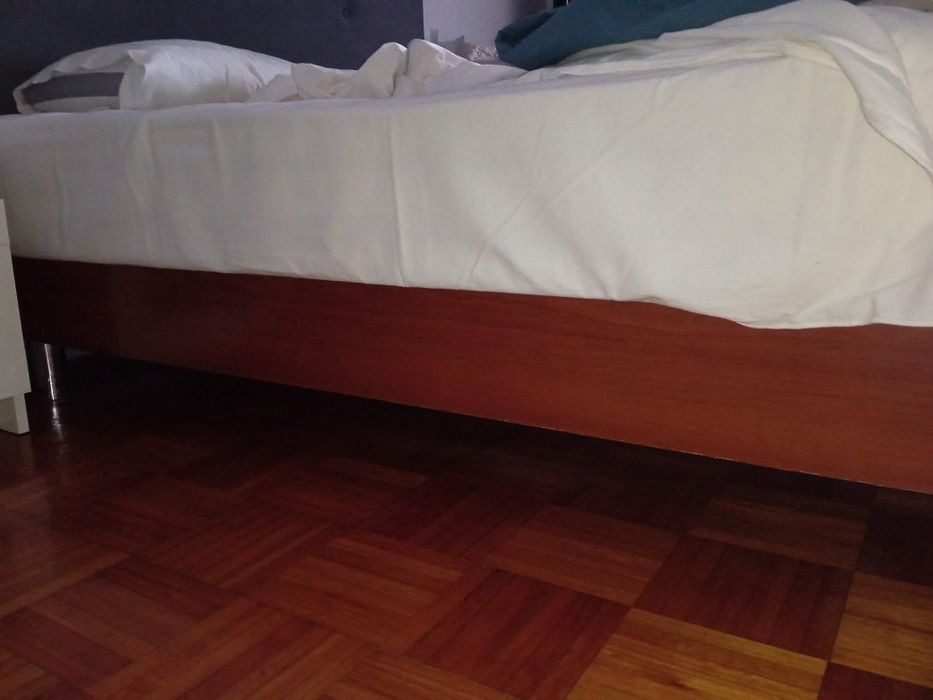 Sommier cerejeira e cabeceira cinza