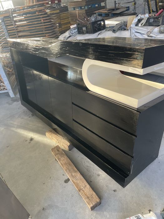 Aparador sala preto e branco com portas e gavetas