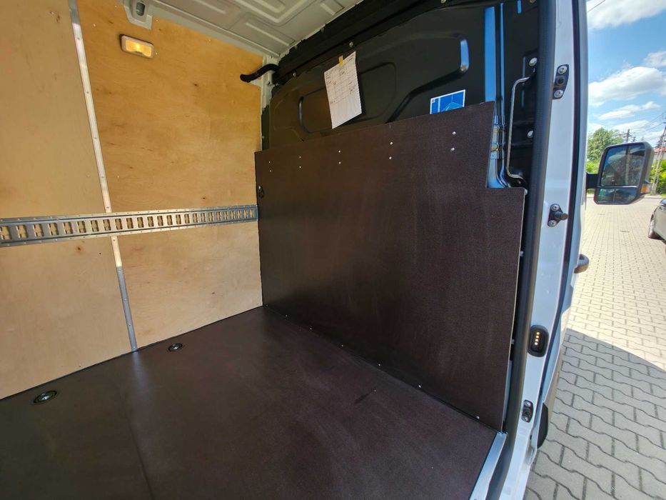 Zabudowa zabezpieczenie ze sklejki Renault Master van