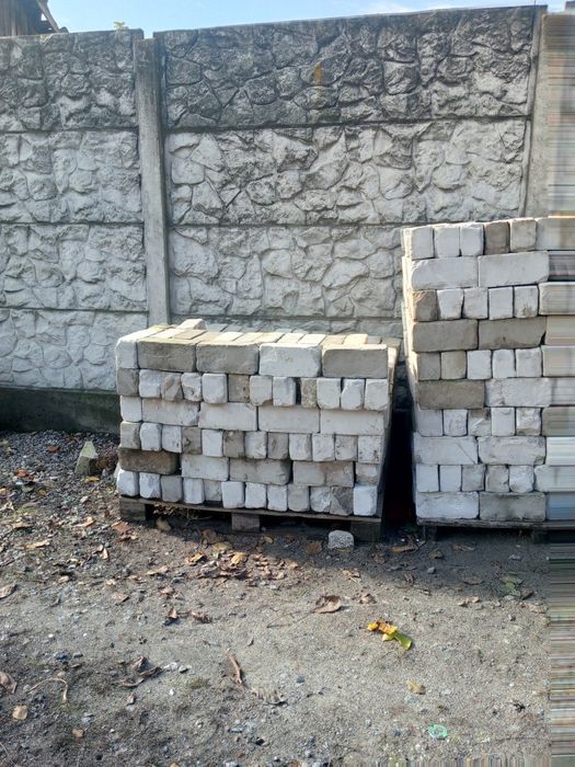 Цегла білого 7грн. Цегла червона 6 грн.Б/у в гарному стані.