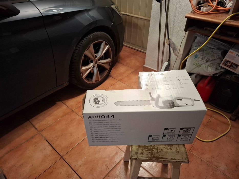 Moto serra electrica nova por estrear comprada 03/2026 ainda na caixa