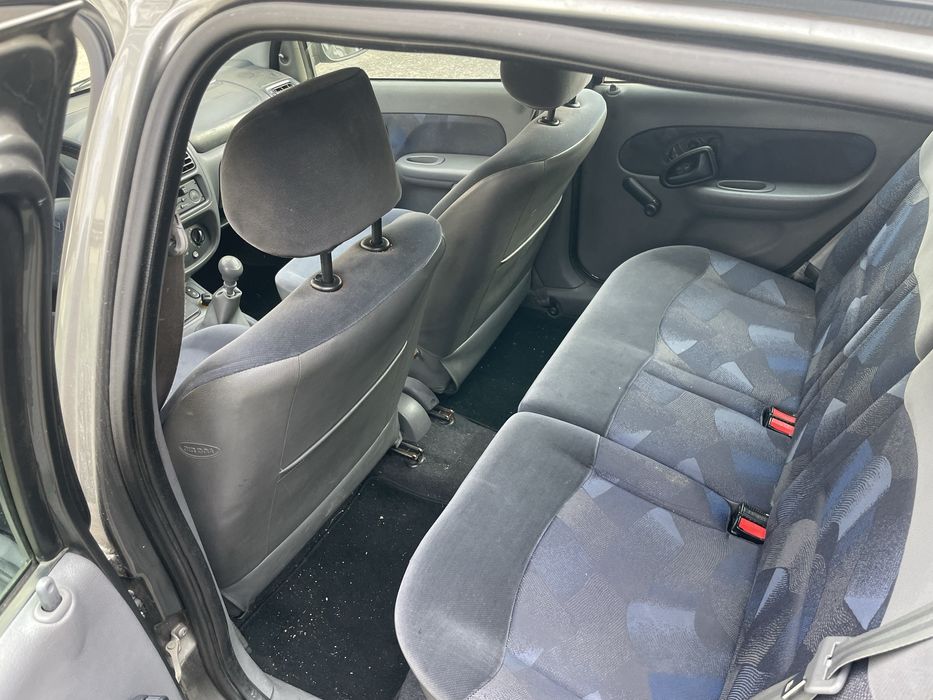 Renault Clio II 1.2 RN (5 Portas) – Ano 2000 | 215.000 km