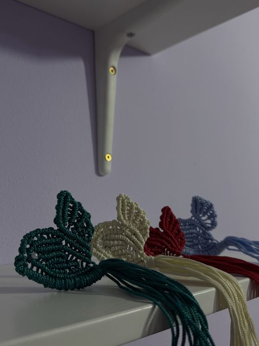 Брошка «Пташка» в стилі макраме