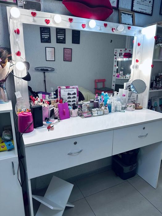 Продам стіл візажиста в ідеальному стані