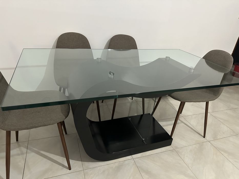 Mesa de jantar em vidro e base de madeira. 1.60 por 90.